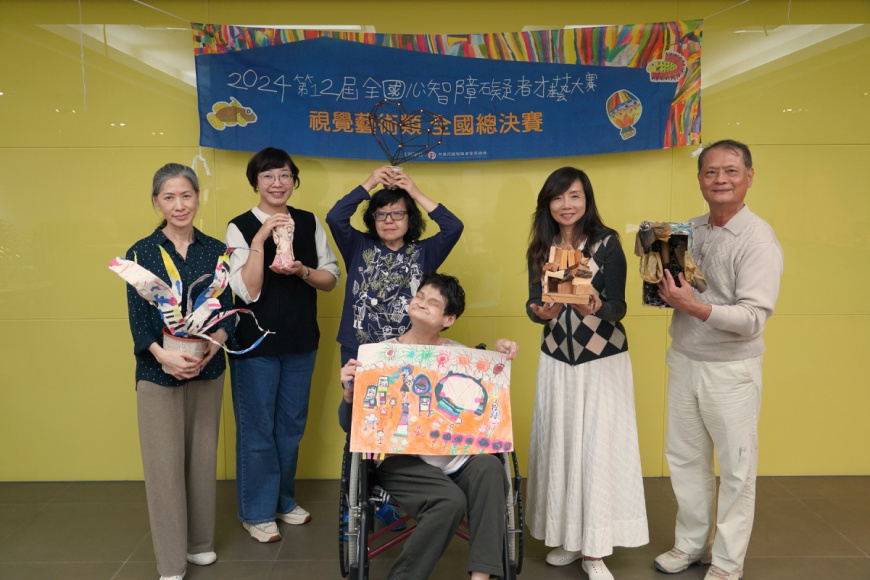 左1陸雅青老師、左2楊舜如老師、中間黃美廉老師、右2張元茜老師、右1葉世原老師